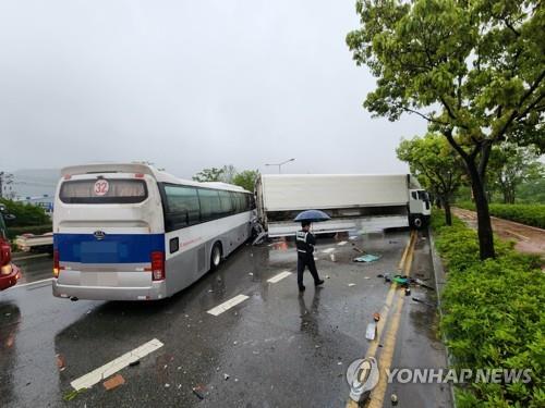 나흘간 몰아친 폭우·강풍 피해 속출…항공기·여객선 일부 통제