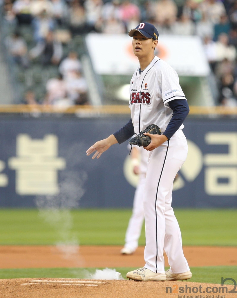 두산 '선발 투수' 김동주 "꿈 같은 시간, 더 성장하겠습니다"