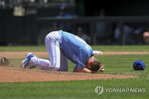 시속 171㎞ '총알 타구'에 얼굴 맞고 쓰러진 MLB 투수 야브로