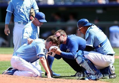 시속 171㎞ '총알 타구'에 얼굴 맞고 쓰러진 MLB 투수 야브로