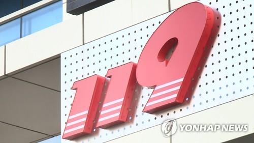 승용차가 아파트 입구 가드레일 받아…10대 2명 넘어져