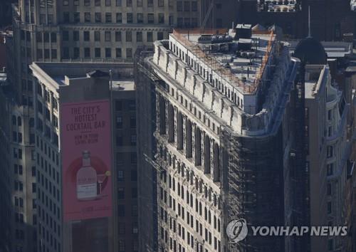 공원·경마장·빈건물…美뉴욕, 이민자 수용시설 '긴급수배'