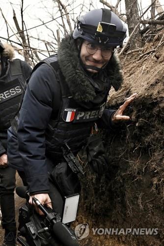 우크라 최전선 뛰어든 프랑스 기자 로켓포 공격에 숨져