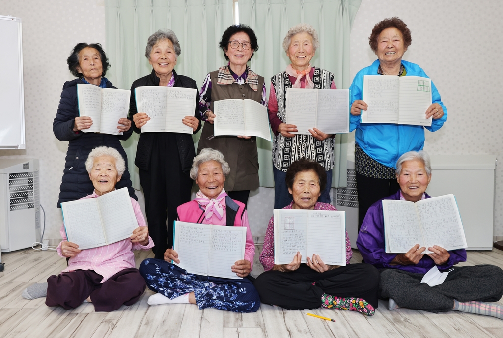 '칠곡할매글꼴' 할머니들, 우크라이나에 평화와 반전 메시지