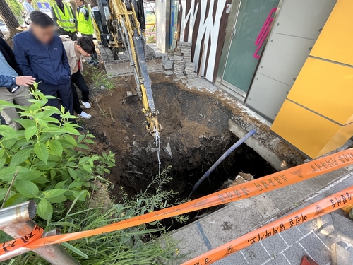 대구 북구 공중화장실 앞 4ｍ 깊이 땅 꺼짐…"오늘 복구 예정"(종합)