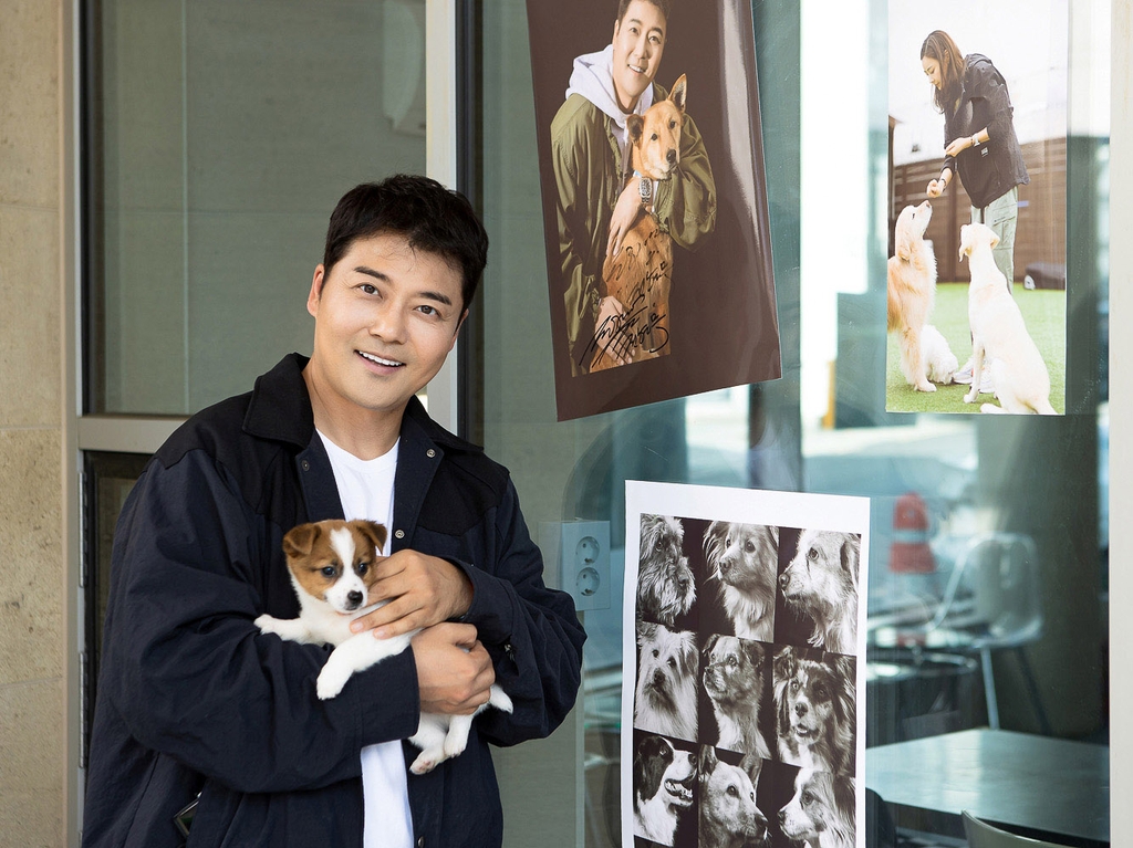 티몬, 유기견 사진전 '바라보다'…방송인 전현무도 힘 보태