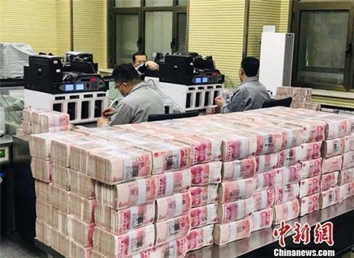 중국인 지갑 여나…급증하던 가계저축 4월 230조원 감소