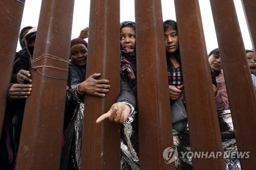 美 '불법 입국 즉각 추방' 종료에 국경 혼란…"폭증사태는 없어"