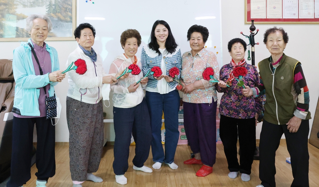 '칠곡 할매들' 한글 가르치는 성인문해교육 선생님들 '감동'