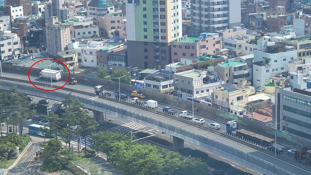 부산 동서고가로서 화물차 멈춰서…1시간여 정체