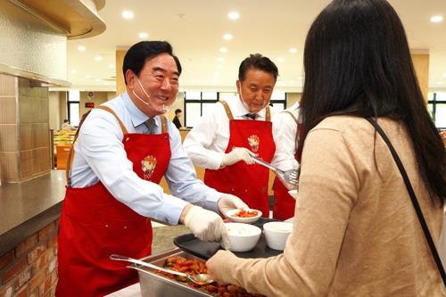 '천원의 아침' 외치더니 카레먹는 학생들 옆서 전복·장어 특식