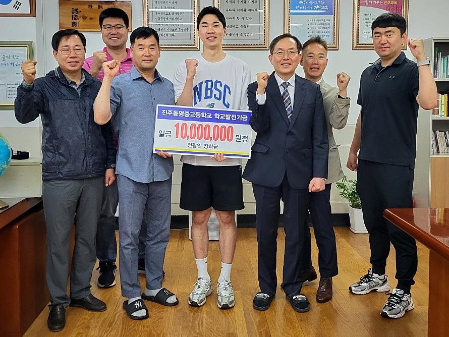 프로배구 현대캐피탈 전광인, 모교에 2천500만원 기부