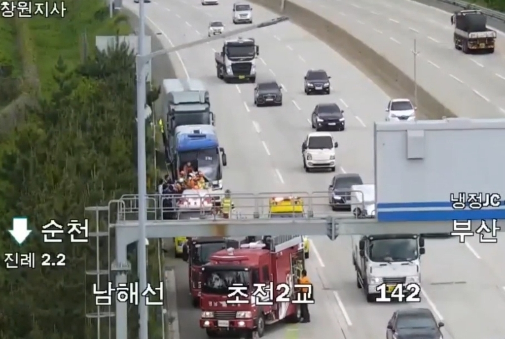 남해고속도로서 버스-화물차 추돌…11명 경상