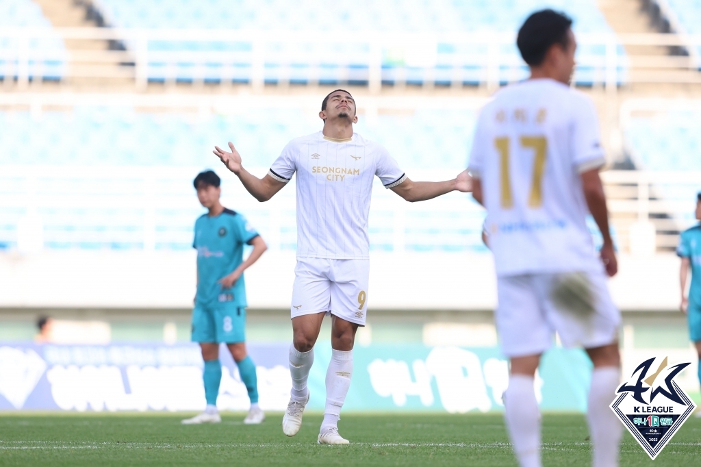 '크리스 멀티골' K리그2 성남, 수적 열세 몰린 안산 3-0 대파