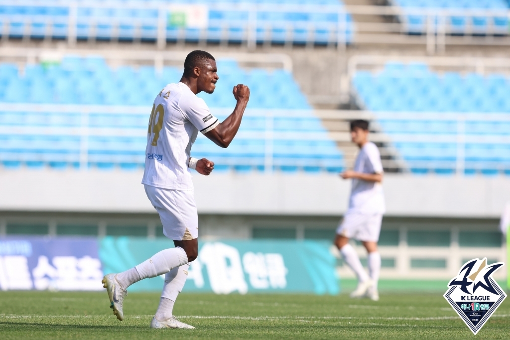 '크리스 멀티골' K리그2 성남, 수적 열세 몰린 안산 3-0 대파