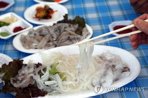 해수욕장·꽃밭·먹거리 행사장에 인파…곳곳서 늦봄 축제 향연