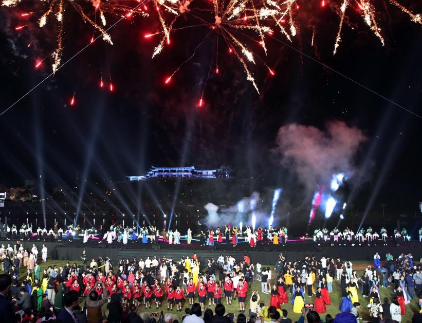 '밀양방문의 해'에 열린 밀양아리랑대축제…40만명 북적북적