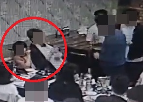 목 안고 어깨 만져…부천시의원 성추행 의혹 CCTV 수사