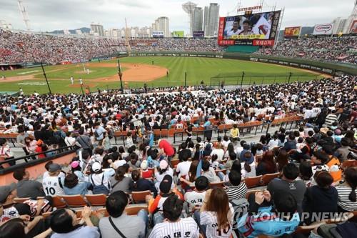 화요일 관중 1만5천명 운집…이것이 '성적 나온' 롯데의 힘