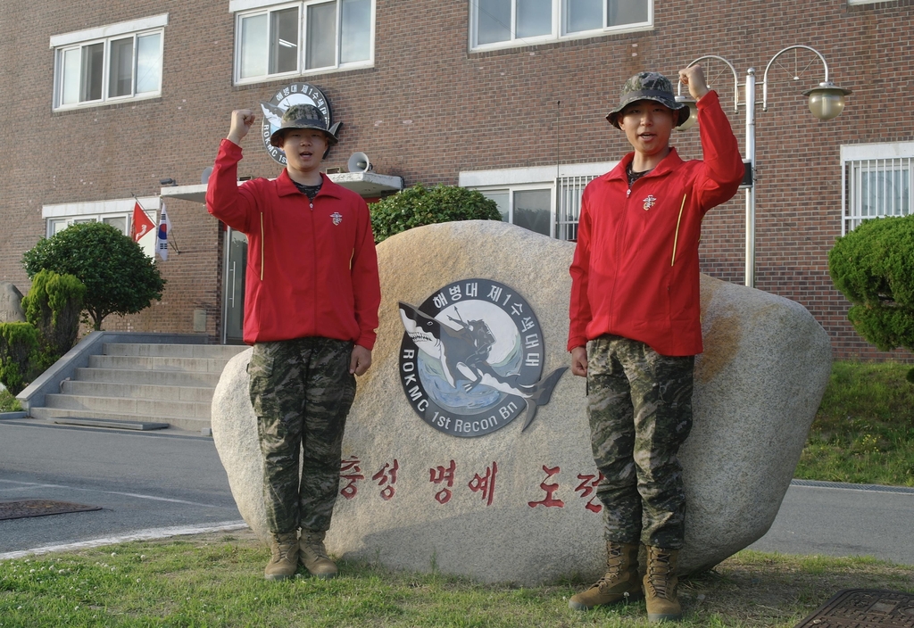 대민지원 중 농기계에 깔린 농민 구조한 두 해병대원