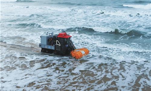 "바다 기름유출 사람보다 50배 빨리 제거"…수륙양용 장비 개발