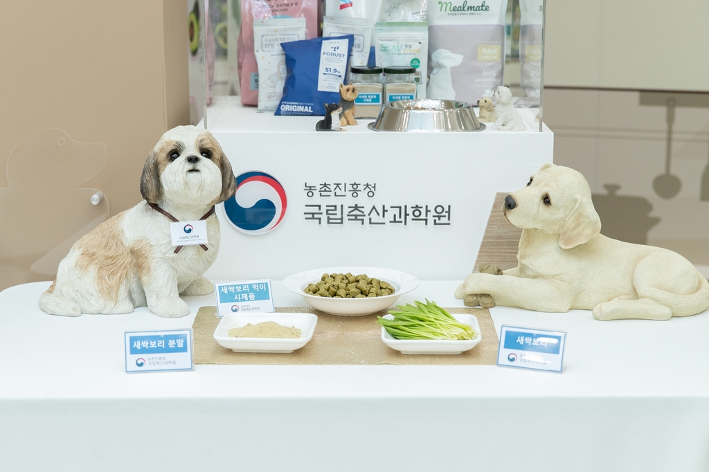 농진청 "반려견 비만 예방에 새싹보리 효과"