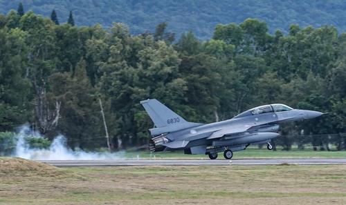 대만 국방부장 "美 F-16V 전투기 인도, 소프트웨어 문제로 지연"