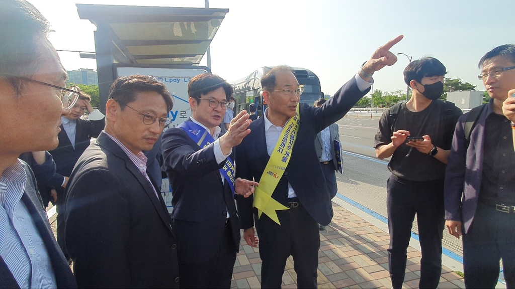 개화∼김포공항 버스전용차로 첫날…"10분은 줄었는데…글쎄"