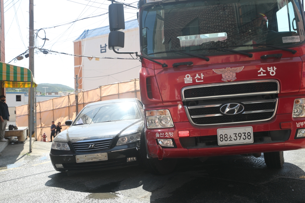 [르포] 골목 막아선 불법주차, 소방차는 거침없이 밀고 나갔다