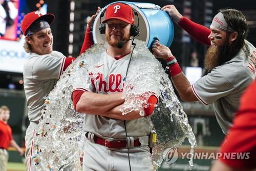 '독수리 투구폼' 킴브럴, 친정팀 상대로 MLB 8번째 400세이브