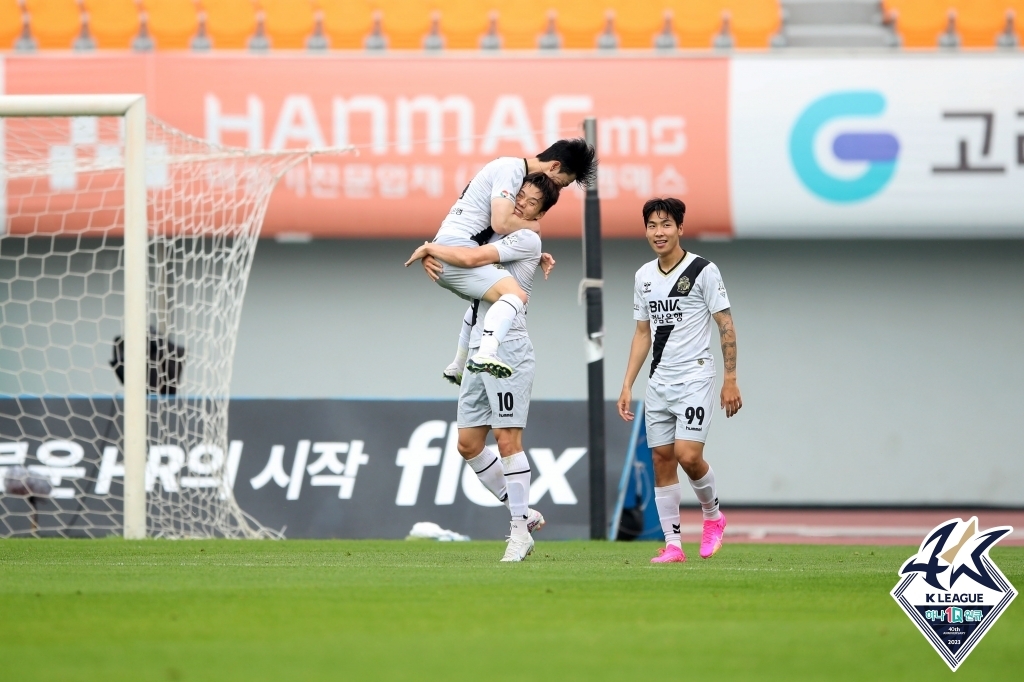 K리그2 경남, 충북청주 2-0 완파…5월 들어 첫승