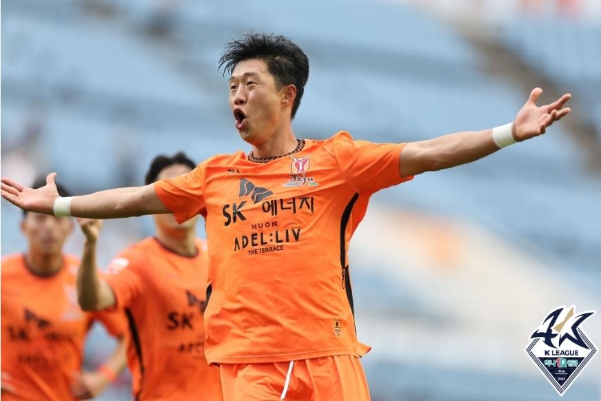 '서진수 5호 골' 프로축구 제주, 2위 탈환…수원에 2-1 승