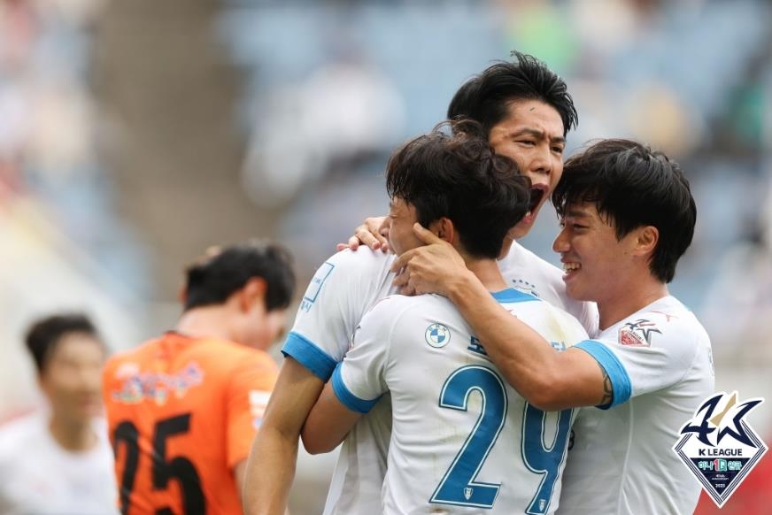 '서진수 5호 골' 프로축구 제주, 2위 탈환…수원에 2-1 승