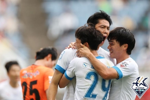 '서진수 5호 골' 프로축구 제주, 2위 탈환…수원에 2-1 승(종합)