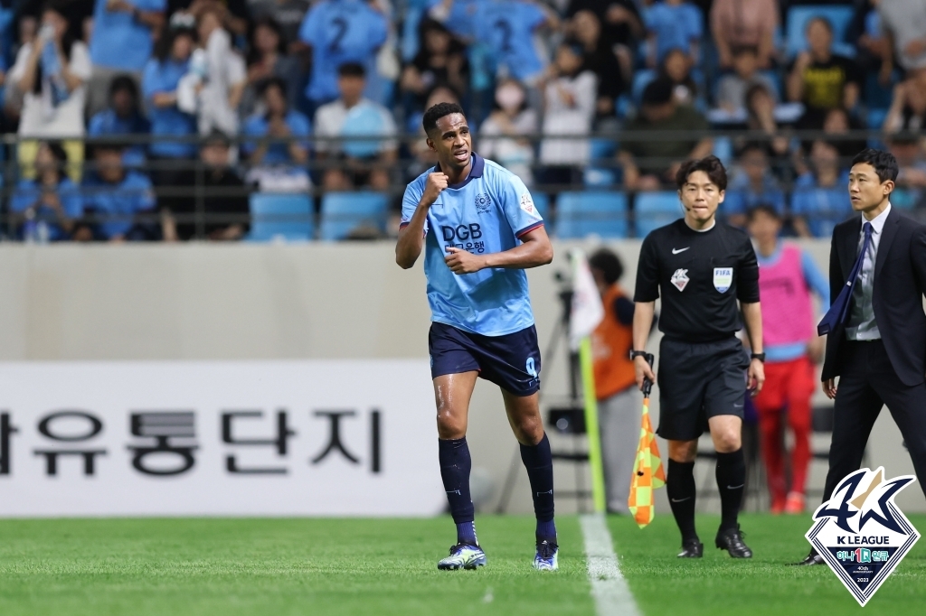 '서진수 5호 골' 프로축구 제주, 2위 탈환…수원에 2-1 승(종합)