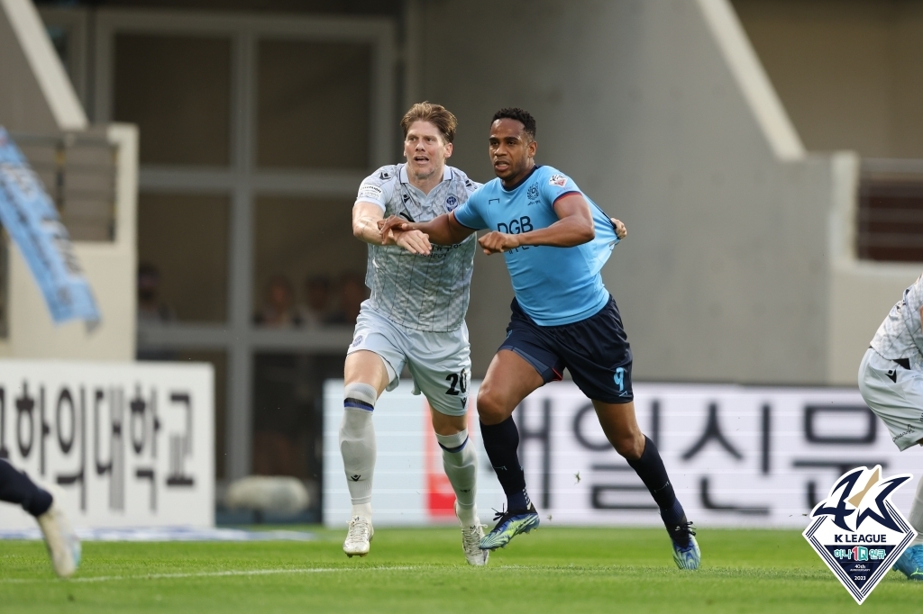 '서진수 5호 골' 프로축구 제주, 2위 탈환…수원에 2-1 승(종합)