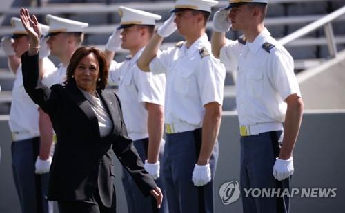 美부통령, 여성 첫 美육사 졸업식 축사…"미군은 세계안정의 힘"