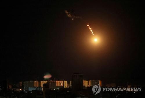 러, 키이우 건립기념일에 5시간 야간 공습…드론 54대 발사(종합)