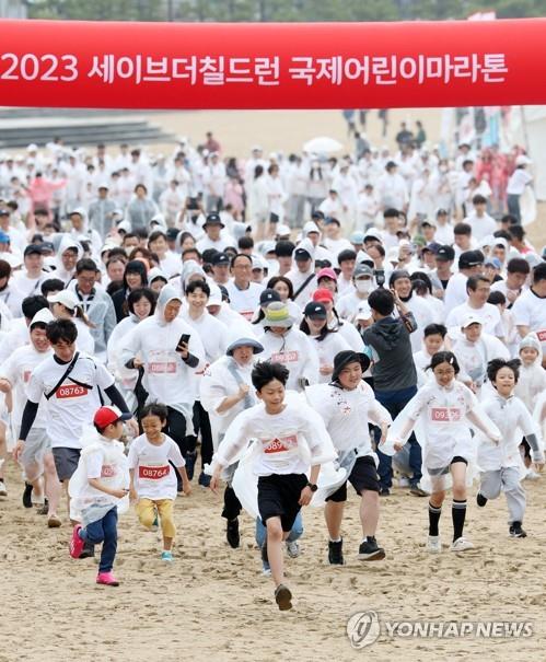 수도권 등 막바지 연휴 인파 북적…비내린 남부지방 관광지 한산