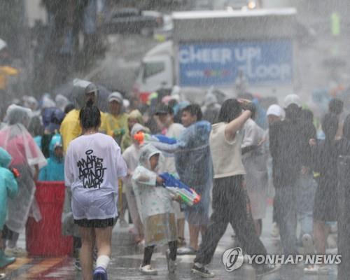 수도권 등 막바지 연휴 인파 북적…비내린 남부지방 관광지 한산