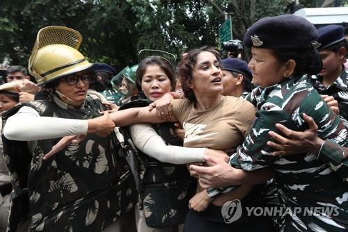 인도 레슬링계 미투사태 격화…유명선수 시위 도중 일시 체포