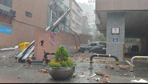 수원 교동서 전신주 쓰러져 190세대 정전…"복구중"(종합)