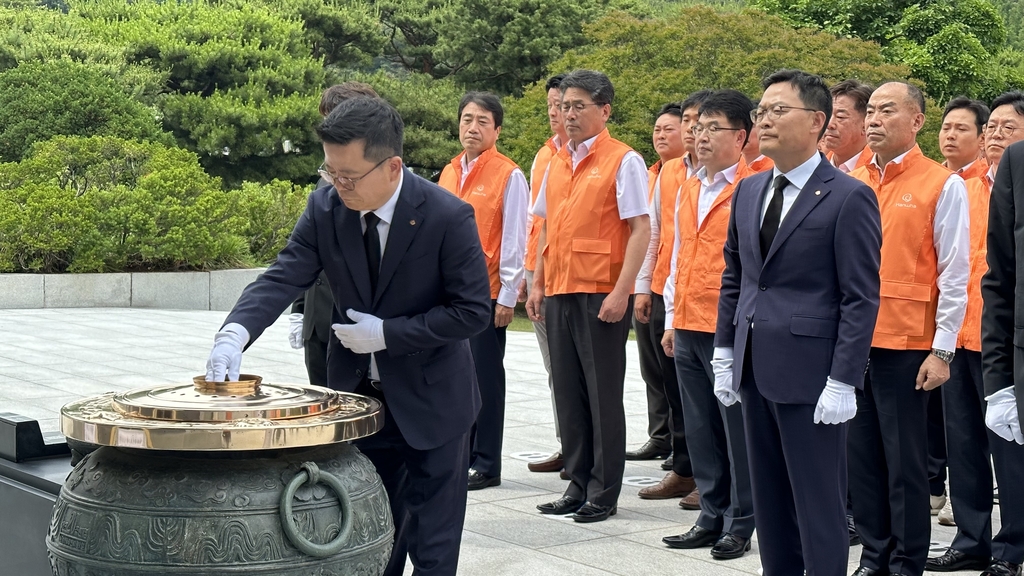 한화 방산계열사 임직원, 현충원 참배·묘역 정화활동