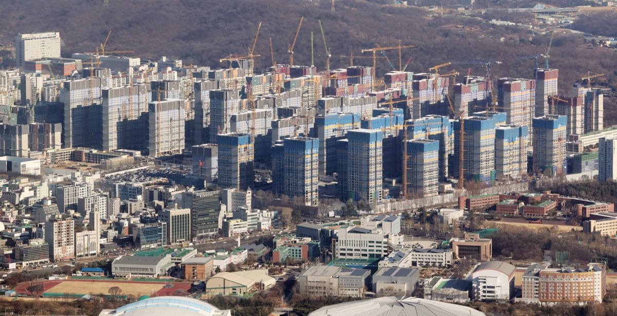 재건축 부담금 완화·실거주 의무 폐지…논의 본격화