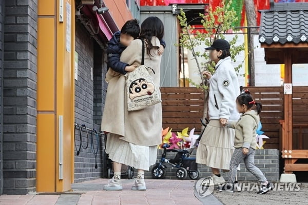 "한국, 양육비 비싼 나라 1위"…中 연구소 분석