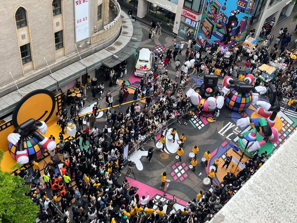 '명동 페스티벌 2023' 개막식에서 벌룬 퍼레이드를 진행하는 모습. 명동 거리가 인파로 가득 찼다. (사진제공: 롯데백화점)