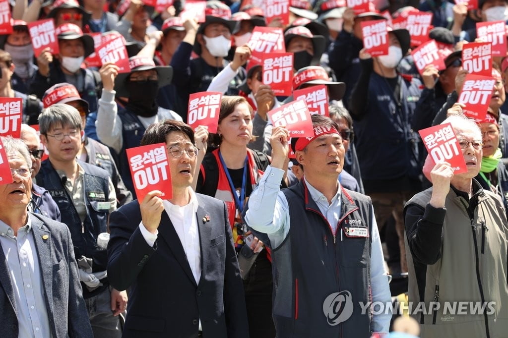 노동절 맞아 양대 노총 6만명 서울 도심서 집회