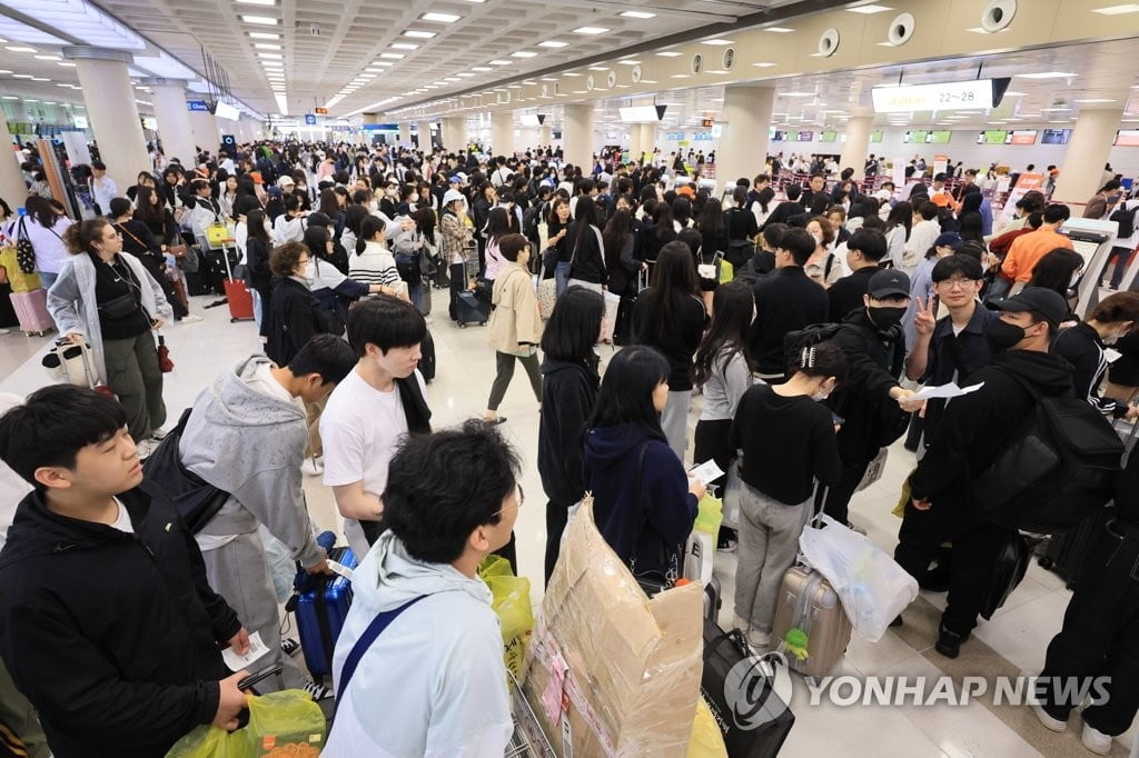 제주공항 운항 재개…발묶인 여행객 수송엔 '역부족'