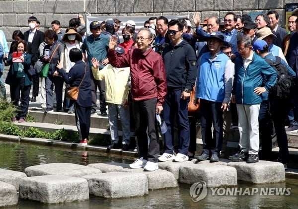 청계천 찾은 MB…"尹 잘하고 있다, 용기있는 사람"