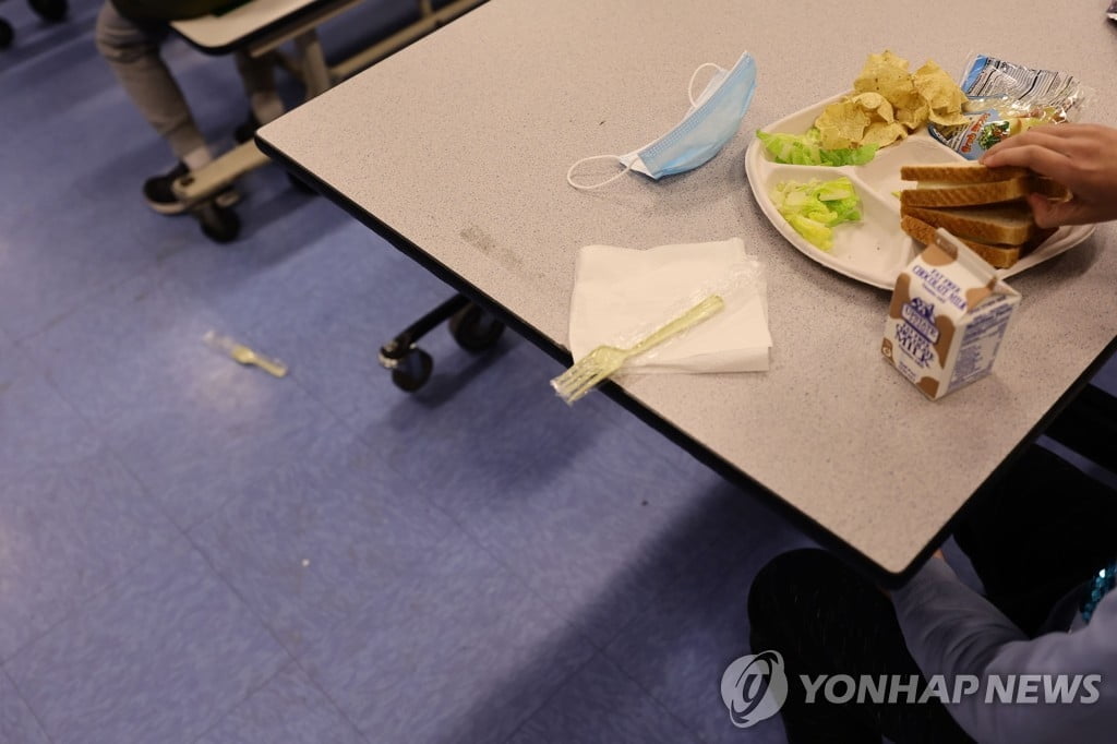 학교 급식서 초코-딸기우유 사라지나…"퇴출 고려 중"